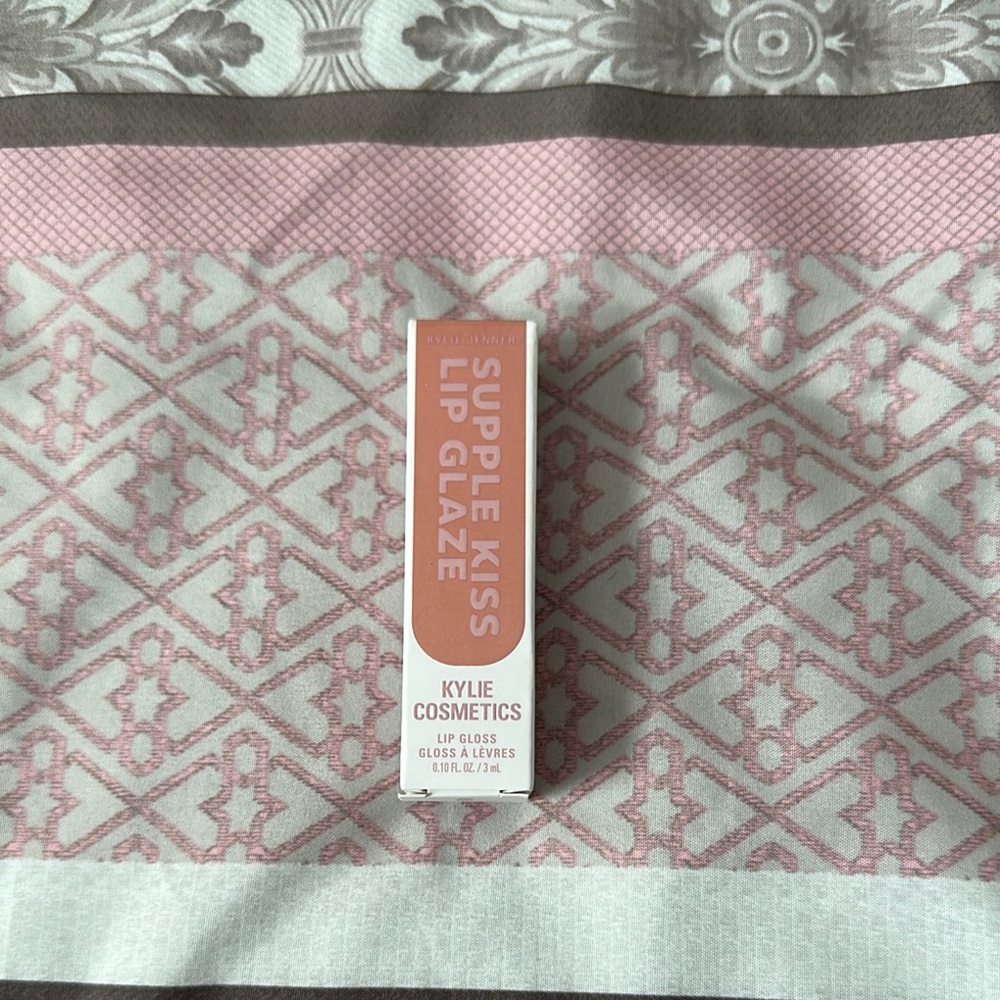 Kylie Cosmetics Lip Glase in Nude Kiss